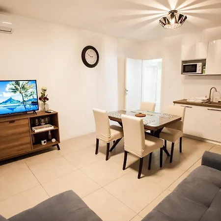 Apartmán Little Violet - Balcony & Free Parking *